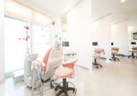 治療コーナー（ロールスクリーンを下したとき）